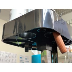 Colgador de materiales para mesa de peluquería